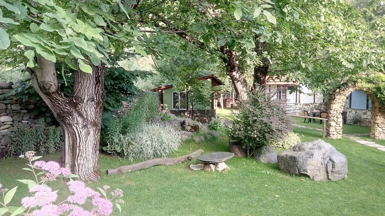 Bed and Breakfast Eco Garden Dilidschan Exterior foto